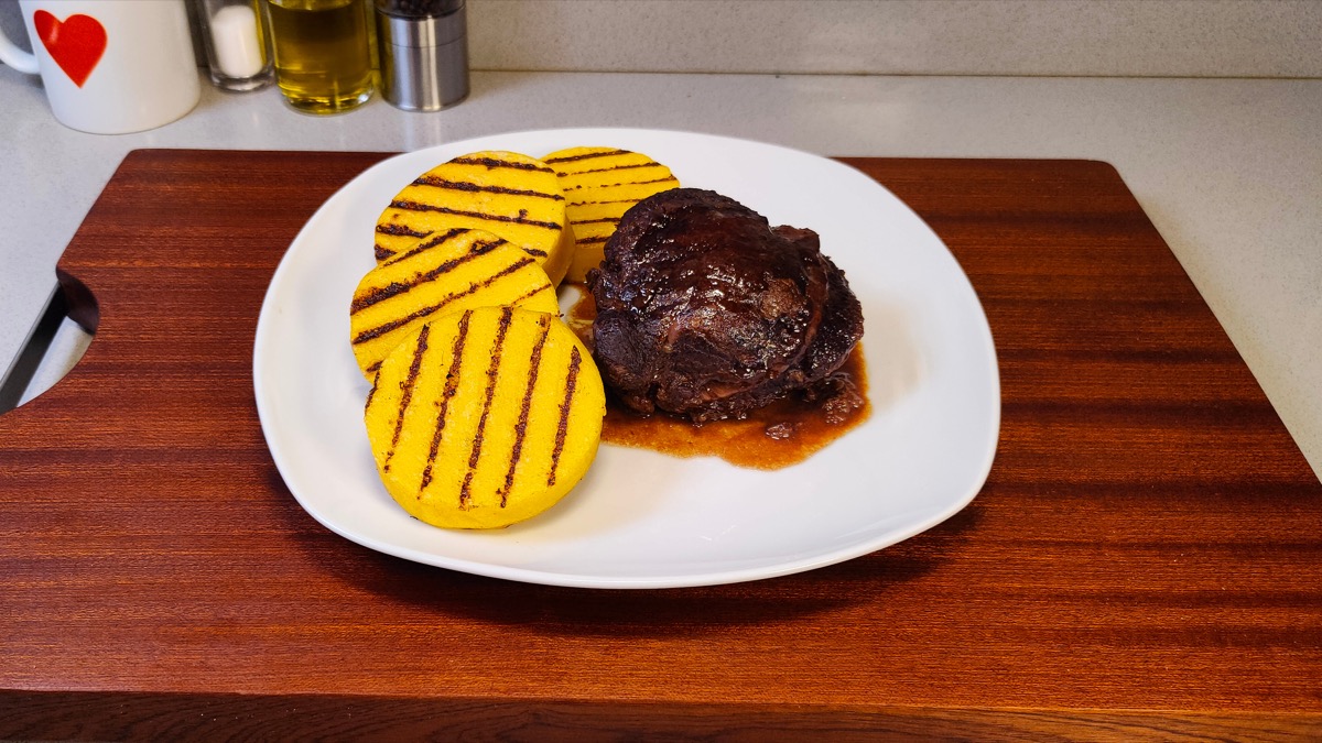 গাল মদের মধ্যে braised
